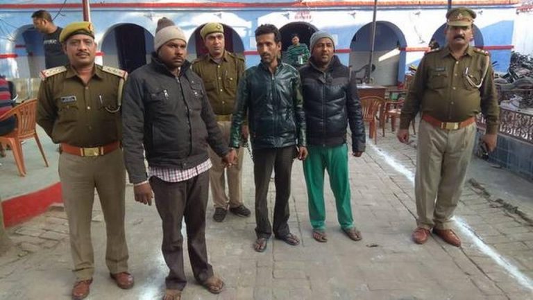 बुलंदशहर हिंसा : तीन गायों को बन्दूक से गोली मारी, फिर चाकू से टुकड़ों में काटकर आपस में बांटा