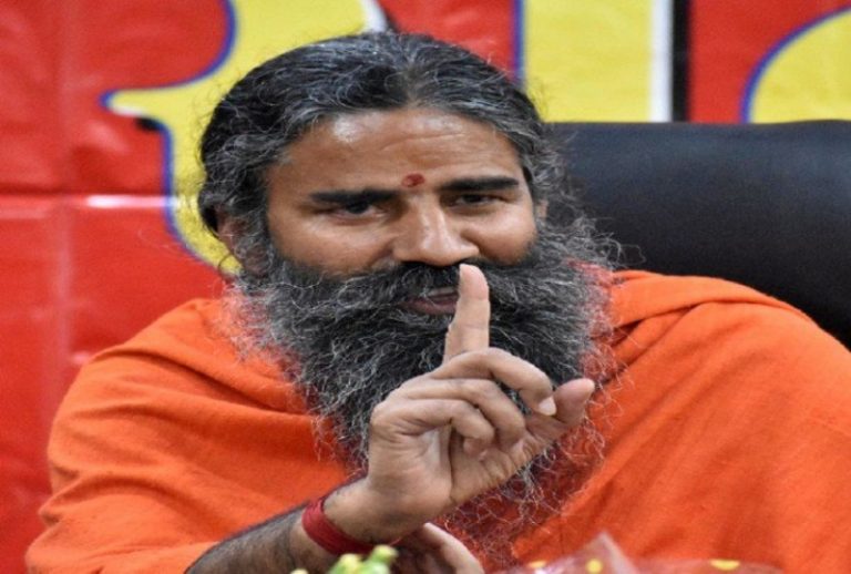 कुम्भ मेले में साधु-संतों से ‘चिलम’ माँगते दिखे बाबा रामदेव