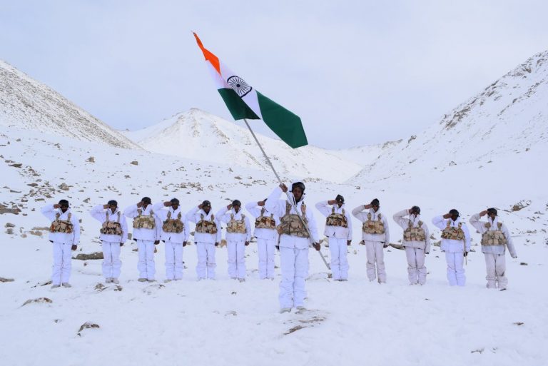 How’s The Josh… 18000 फीट की ऊँचाई पर और नक्सलियों के गढ़ में… हर जगह तिरंगा High Sir