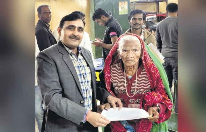 अपनी नागरिकता प्रमाणपत्र के साथ जमना माई