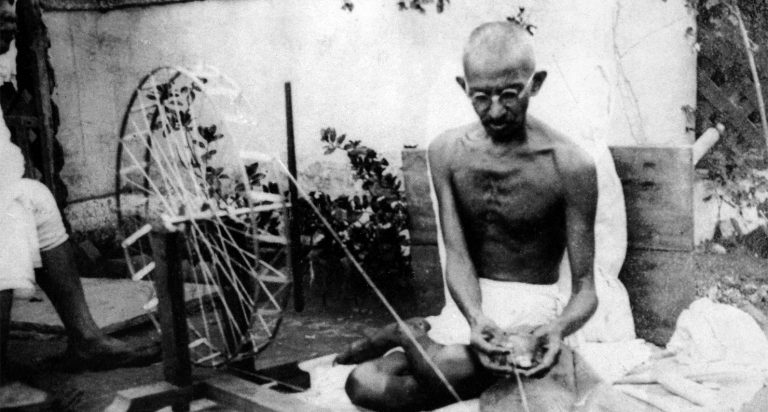 गाँधी की तमाम कमज़ोरियों के बाद भी उनके योगदान को नकारना मूर्खता है