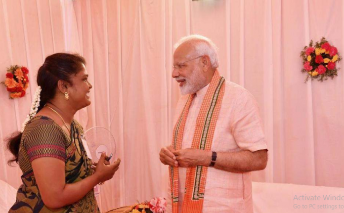प्रधानमंत्री मोदी के साथ अरुलमोझी सर्वानन