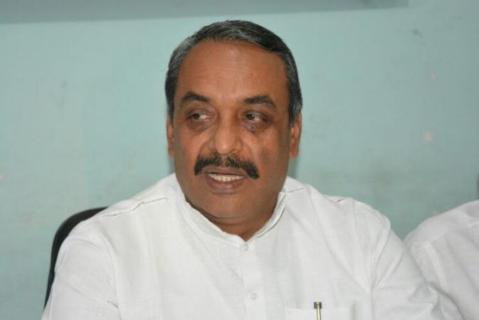 राजद विधायक प्रह्लाद यादव ने जमीन विवाद में सरेआम थप्पड़ मारा