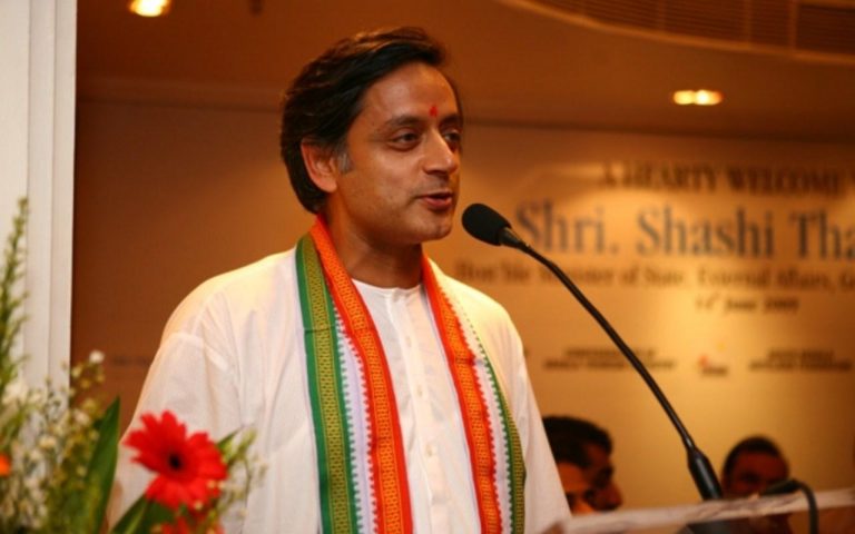 सबरीमाला मंदिर में महिलाओं का जाना भड़काऊ, उकसाने वाला और गैरज़रूरी काम: शशि थरूर