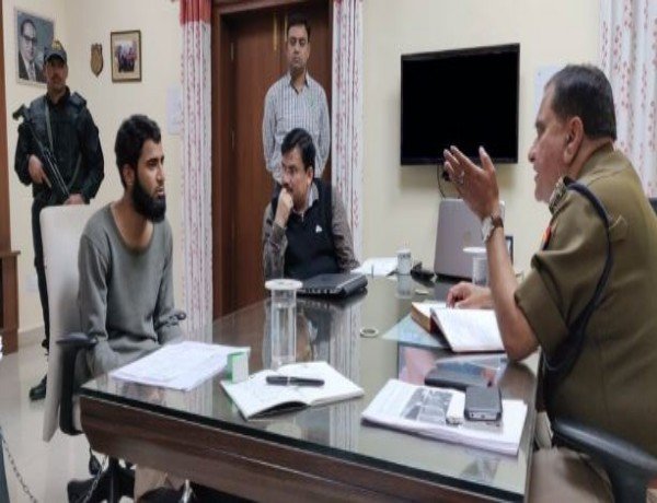 पूछताछ करते हुए डीजीपी ओपी सिंह