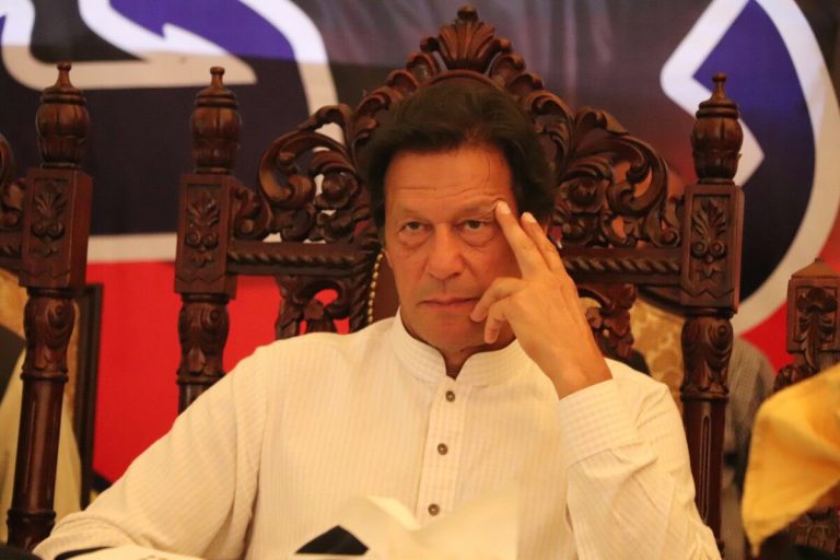 बड़ी कूटनीतिक जीत: पायलट शुक्रवार को भारत के हवाले, इमरान खान ने Pak संसद में कहा