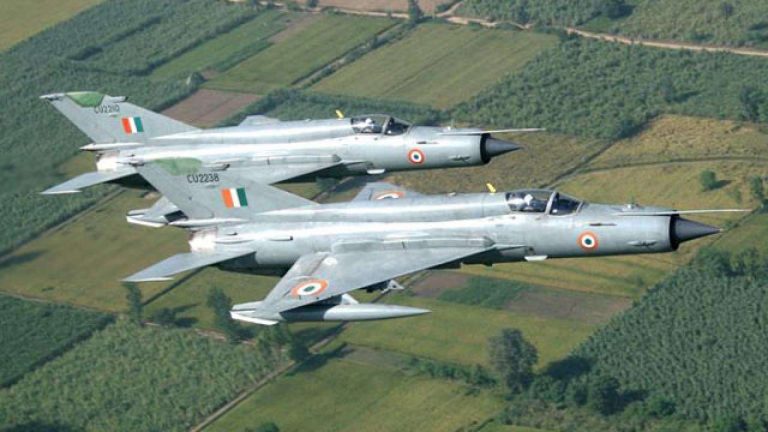 PAK के जेट को IAF ने मार गिराया, भारतीय मिग क्षतिग्रस्त, पायलट मिसिंग : विदेश मंत्रालय