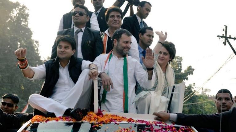प्रियंका के रोड शो ने ठप किया लखनऊ, जाम में तड़पते रहे मरीज