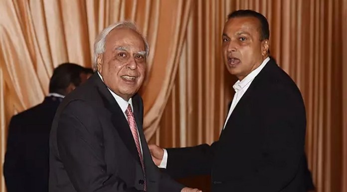 कपिल सिब्बल का दोहरा रवैया – ट्वीट में अम्बानी को गाली, अदालत में अम्बानी के वकील