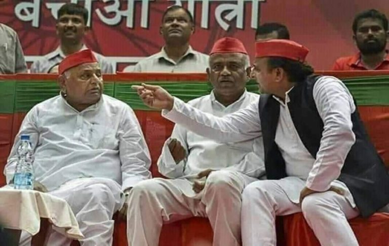 सपा-बसपा गठबंधन पर मुलायम हुए नाराज़, कहा: ‘अपने ही लोग पार्टी को खत्म कर रहे हैं’