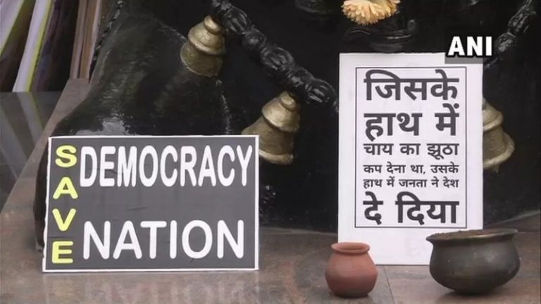 ‘जिसके हाथ में चाय का जूठा कप देना था, उसके हाथ में जनता ने देश दे दिया’