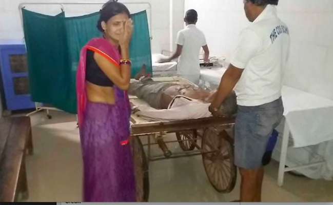 ठेला पर बीमार को अस्पताल ले जाते परिजन