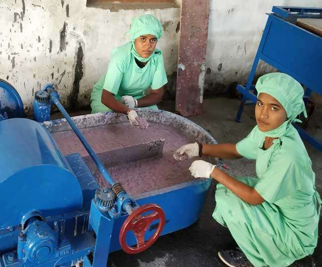 रिसाइकलिंग करती हुई महिलाएँ