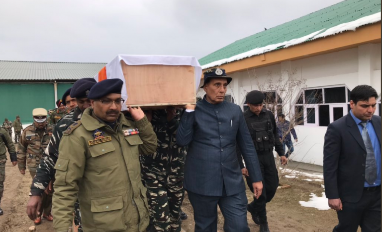 Pulwama Terror Attack: गृहमंत्री राजनाथ सिंह ने शहीद जवान को दिया कंधा