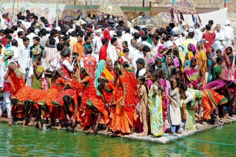 देसी वैलेंटाइन: भारत के वो मेले जहाँ लोग अपना जीवन साथी खुद चुनते हैं