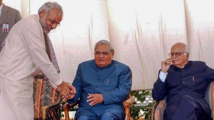 नरेंद्र मोदी, स्वर्गीय अटल जी, और लाल कृष्ण अडवाणी एक समारोह के दौरान