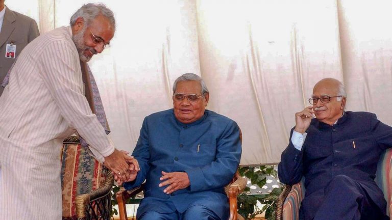 संघ का लोकतंत्र बनाम कॉन्ग्रेस पार्टी प्राइवेट लिमिटेड- संस्कार कहाँ से लाओगे?