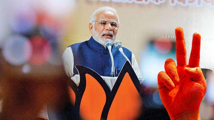 मोदी के सामने कोई दूर तक नहीं दिखता