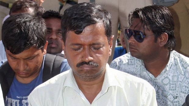 नई राजनीति: आत्ममुग्ध बौने ने पूछा, ‘तुम होते कौन हो, तुम्हारे बाप की दिल्ली है?’