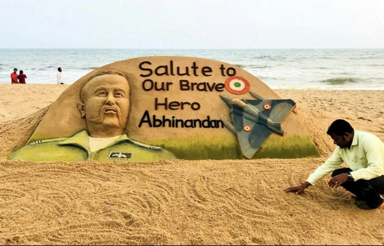 भारतीय उच्चायुक्त को सौंपे गए विंग कमांडर अभिनन्दन, स्वागत के लिए वाघा सीमा पर जुटे लोग