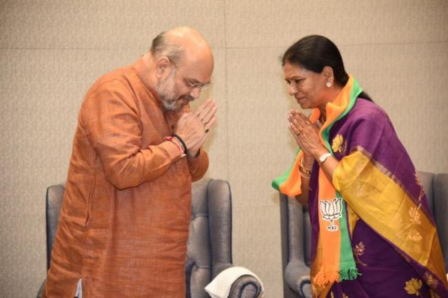 तेलंगाना में कॉन्ग्रेस को झटका, पूर्व मंत्री व दिग्गज नेता डीके अरुणा हुईं BJP में शामिल