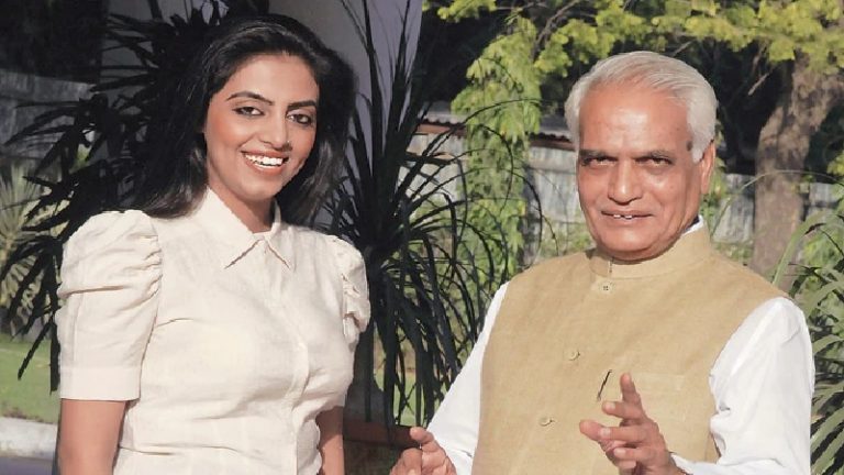 विवादित कॉन्ग्रेस MLA ने महिला सरपंच का किया अपमान, बगल की कुर्सी से हटा जमीन पर बिठाया