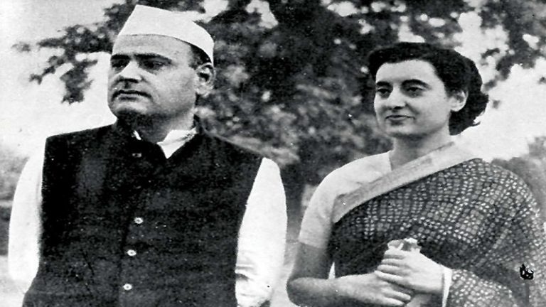 दादी का घर घूमने वाली प्रियंका गाँधी ने कुछ ही दूर दादाजी फ़िरोज़ के क़ब्र को पूछा तक नहीं, जानिए क्यों?