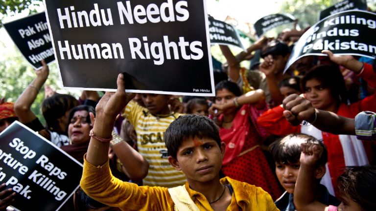 Pak: सुषमा की कड़ी प्रतिक्रिया के बाद हिन्दू नाबालिग लड़कियों के जबरन धर्मान्तरण के मामले में 7 गिरफ़्तार