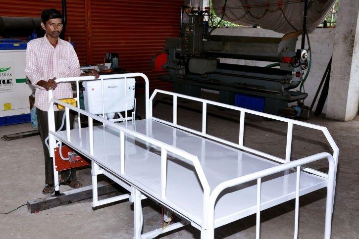 मजदूर पति ने लाचार पत्नी के लिए बना डाला रिमोट कंट्रोल बेड, राष्ट्रपति ने अवॉर्ड देकर किया सम्मानित