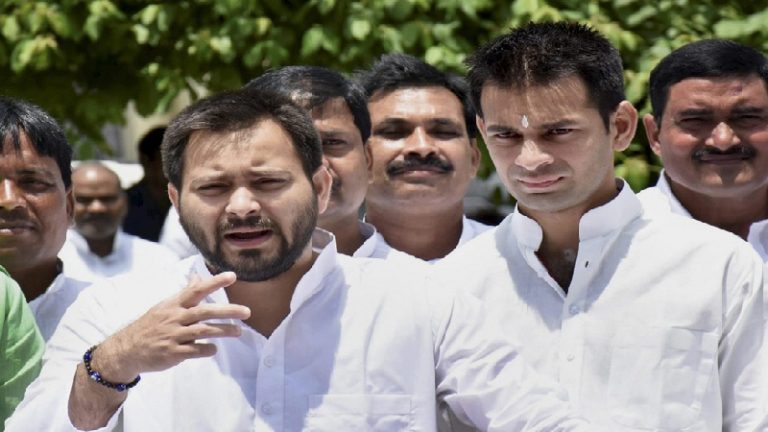 लालू परिवार में संकट के पीछे का गणित: तेज प्रताप के बग़ावत से अधर में महागठबंधन