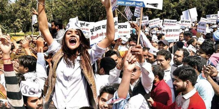 AAP की ‘नौटंकी’ चालू: कल तक जिस कॉन्ग्रेस का माँगते थे साथ, अब उसके ख़िलाफ़ कर रहे हैं विरोध प्रदर्शन