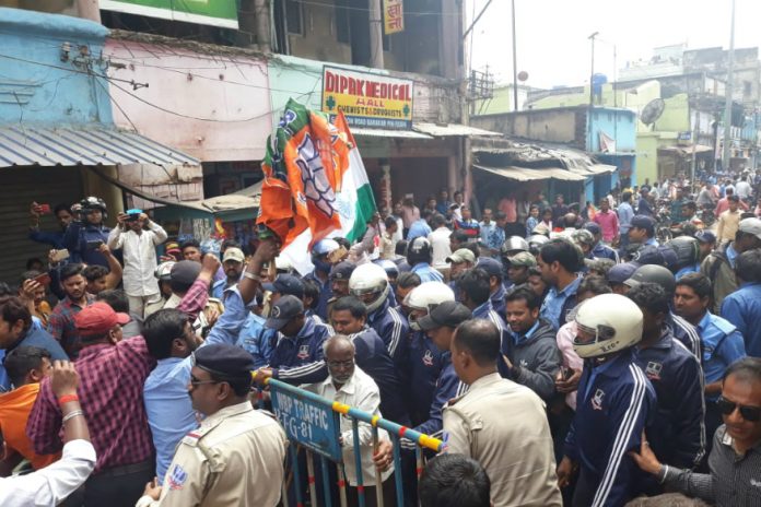 बीजेपी कार्यकर्ताओं पर लाठी चार्ज