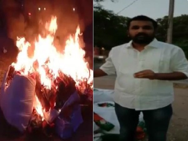 कॉन्ग्रेस नेता ने लगाई पार्टी के झंडे में आग