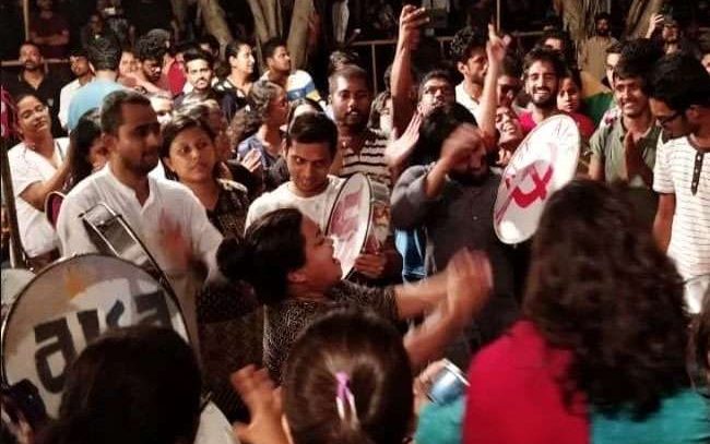 विरोध प्रदर्शन की आड़ में JNU के नक्सलियों द्वारा कुलपति की पत्नी पर हमला कहाँ तक उचित है?