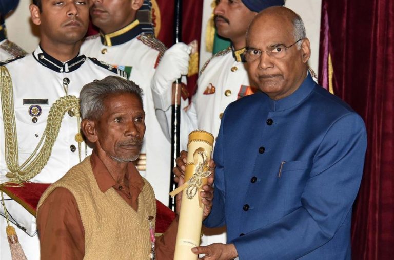 तालाब का गंदा पानी पीने को मजबूर थे लोग, 70 साल के दैत्री नायक ने बदली गाँव की क़िस्मत