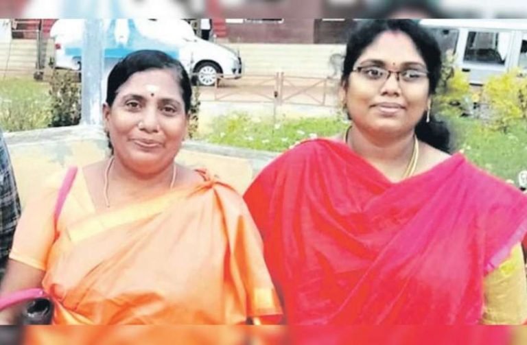47 साल की माँ, 28 की बेटी… साथ जाती थीं कोचिंग, एक ही साथ मिली नौकरी