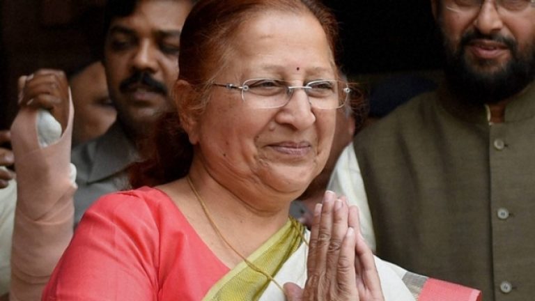 आदर्श आचार संहिता लागू होने के बाद सुमित्रा महाजन ने गाड़ियाँ और सुरक्षा लौटाई