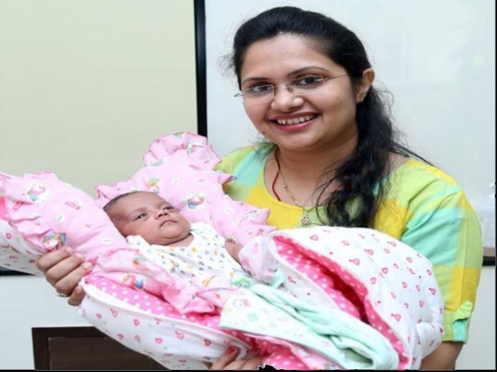 जिआना अपनी माँ के साथ