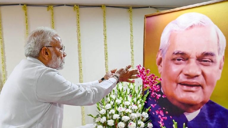 वाजपेयी को भी लगता था वो अजेय हैं, मोदी को भी हराएँगे: सोनिया गाँधी