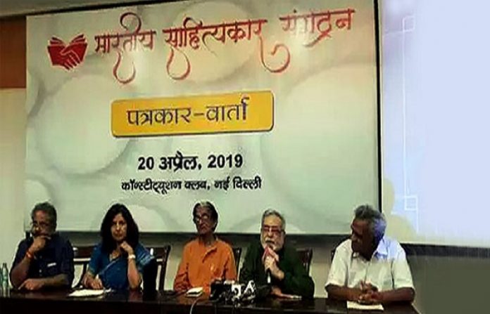 साहित्कार, नरेंद्र मोदी