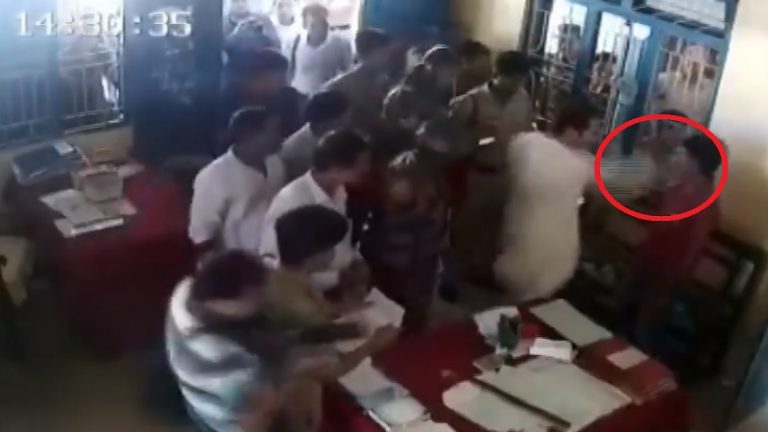 त्रिपुरा कॉन्ग्रेस अध्यक्ष की गुंडागर्दी: थाने में घुसकर युवक को जड़ा थप्पड़… लेकिन किस्मत खराब, वीडियो हो गया Viral