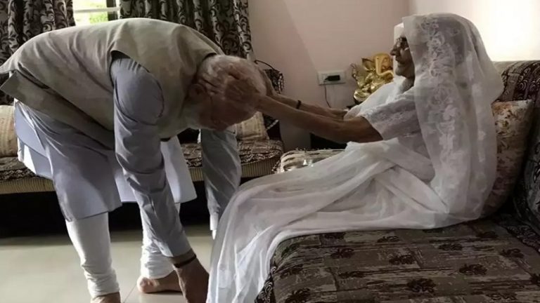 मोदी की माँ की तस्वीरों से जूतों की कहानी तक, लिबरलों के धुआँ क्यों निकल रहा है