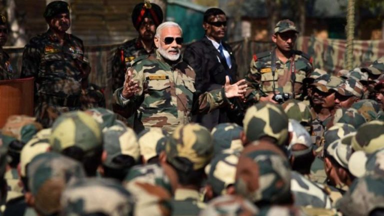 सेना का राजनीतिकरण मोदी कर रहा है या विपक्ष? इस वैचारिक जंग में पुराने क़ायदों को तोड़ना ज़रूरी है
