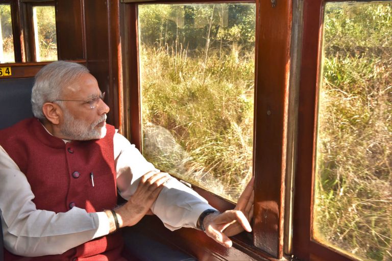 फर्श से सत्ता के अर्श तक: अभाव में कोई AK47 उठाता है, कोई जितना है, वही बाँट लेता है