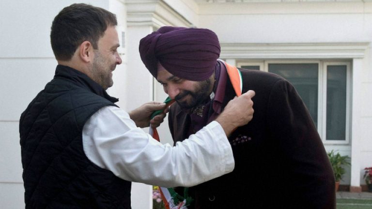 पकौड़े-चाय आप बेच नहीं पाएँगे सिद्धू साब! आप तो चोरों और घोटालेबाजों की गुलामी कीजिए