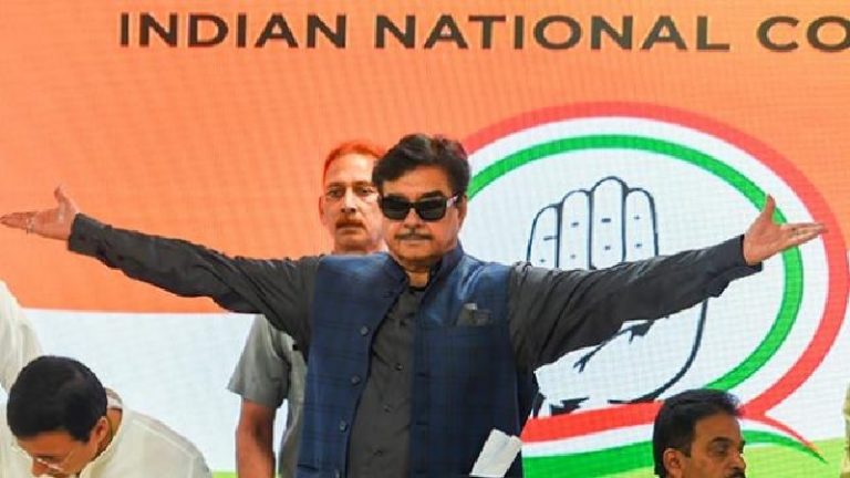VIDEO: अपना जूता भी ख़ुद नहीं उतारते ‘शॉटगन’, सोशल मीडिया पर ‘लताड़’ से हुए ‘खामोश’