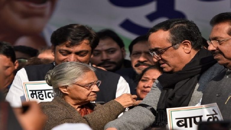 दिल्ली कॉन्ग्रेस में भूचाल: शीला के विरोध में 12 नेताओं का इस्तीफा, मनोज तिवारी से मिले