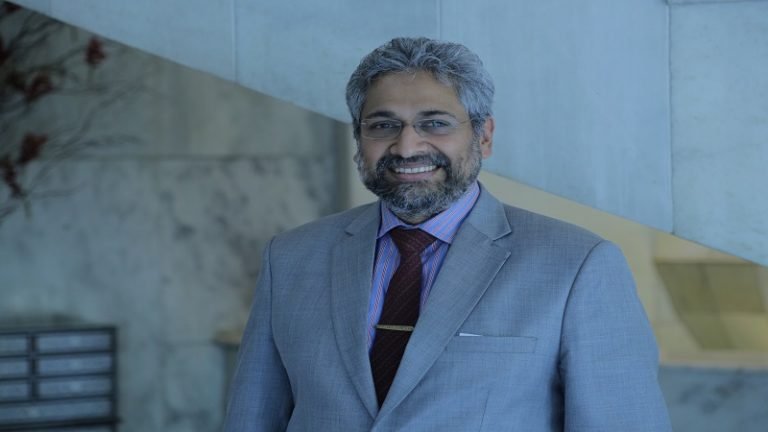 द वायर वाले वरदराजन की ‘पेरिस कैफे’ स्टोरी, कल्पना का तड़का लगा वैक्सीन और PM मोदी की तस्वीर पर छोड़ा नया शिगूफा