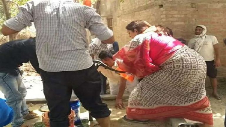 अमेठी: जब चुनाव प्रचार छोड़ ग्रामीणों के साथ फसल में लगी आग बुझाने पहुँची स्मृति ईरानी