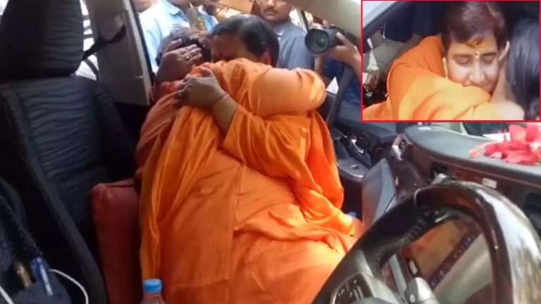 जब हुआ 2 साध्वियों का मिलन और भावुक हो रो पड़ीं प्रज्ञा ठाकुर, भोपाल के रण में नया मोड़